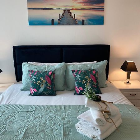 Earley Berks Luxury Serviced Apartments,5 Bedrooms, 5 Double Beds, 2 Bathrooms, Free Super Fast Wifi & Parking المظهر الخارجي الصورة
