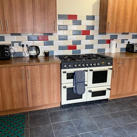Earley Berks Luxury Serviced Apartments,5 Bedrooms, 5 Double Beds, 2 Bathrooms, Free Super Fast Wifi & Parking المظهر الخارجي الصورة