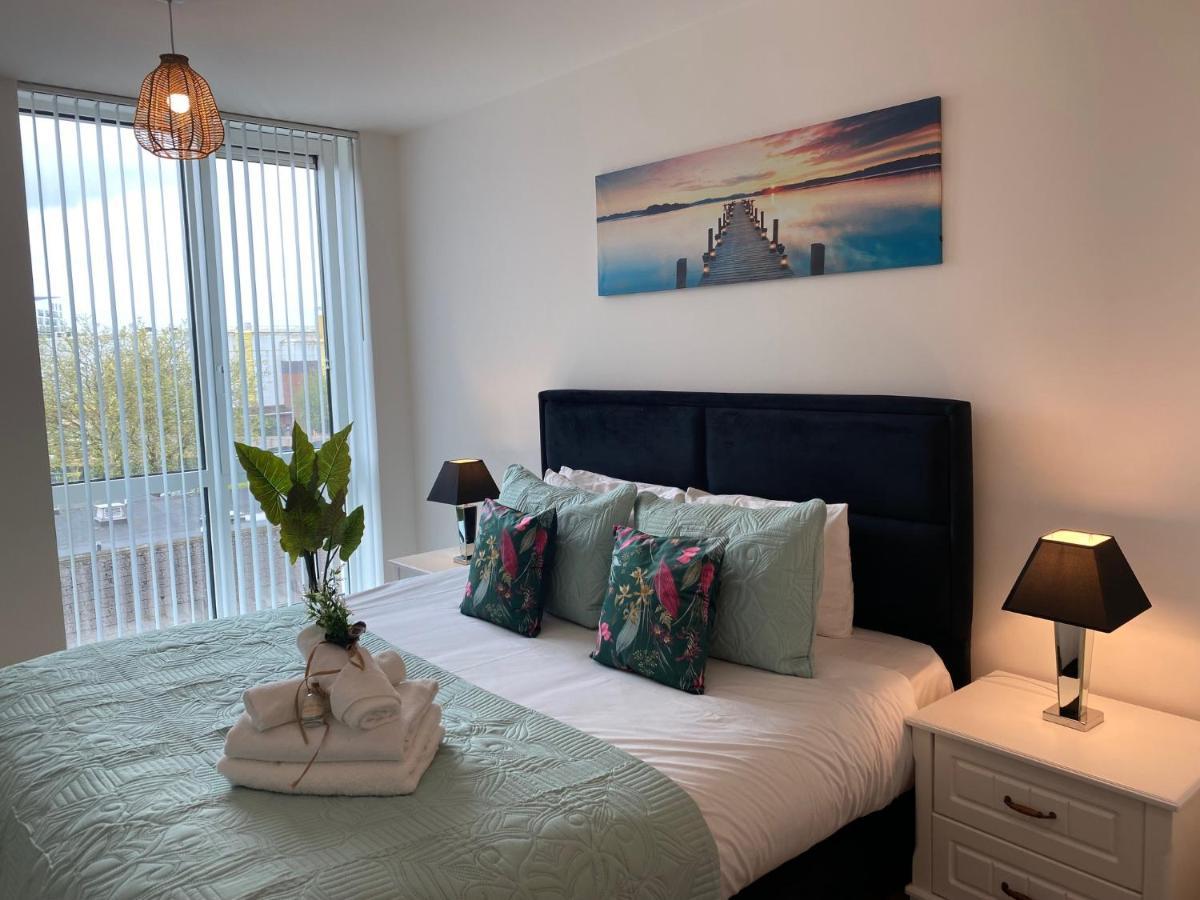 Earley Berks Luxury Serviced Apartments,5 Bedrooms, 5 Double Beds, 2 Bathrooms, Free Super Fast Wifi & Parking المظهر الخارجي الصورة