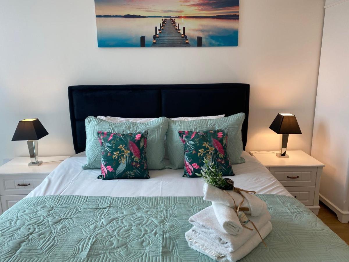 Earley Berks Luxury Serviced Apartments,5 Bedrooms, 5 Double Beds, 2 Bathrooms, Free Super Fast Wifi & Parking المظهر الخارجي الصورة