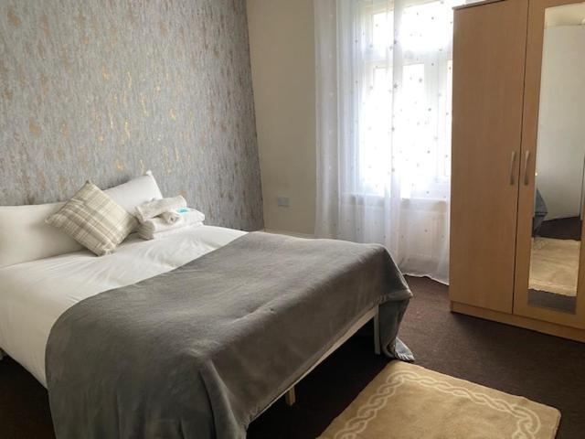 Earley Berks Luxury Serviced Apartments,5 Bedrooms, 5 Double Beds, 2 Bathrooms, Free Super Fast Wifi & Parking المظهر الخارجي الصورة
