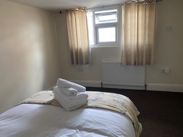 Earley Berks Luxury Serviced Apartments,5 Bedrooms, 5 Double Beds, 2 Bathrooms, Free Super Fast Wifi & Parking المظهر الخارجي الصورة