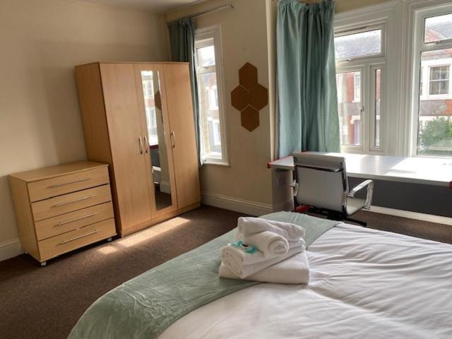Earley Berks Luxury Serviced Apartments,5 Bedrooms, 5 Double Beds, 2 Bathrooms, Free Super Fast Wifi & Parking المظهر الخارجي الصورة