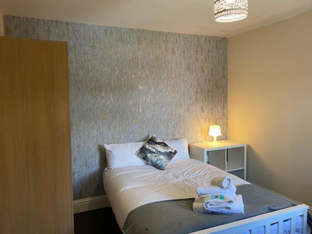 Earley Berks Luxury Serviced Apartments,5 Bedrooms, 5 Double Beds, 2 Bathrooms, Free Super Fast Wifi & Parking المظهر الخارجي الصورة