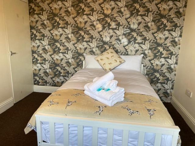Earley Berks Luxury Serviced Apartments,5 Bedrooms, 5 Double Beds, 2 Bathrooms, Free Super Fast Wifi & Parking المظهر الخارجي الصورة