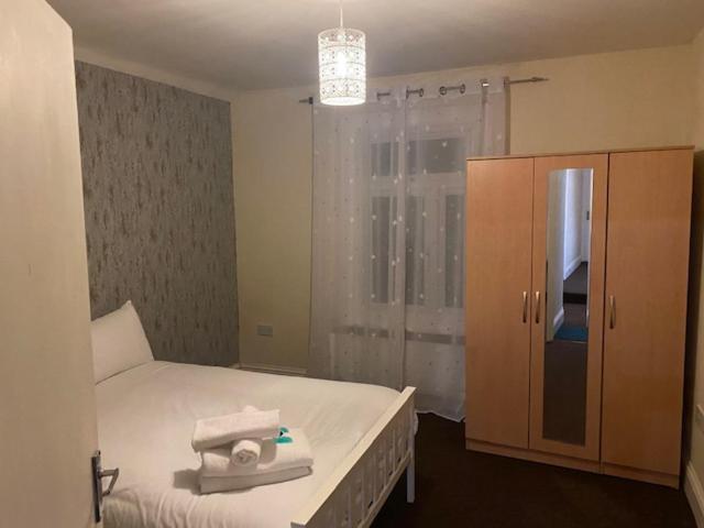 Earley Berks Luxury Serviced Apartments,5 Bedrooms, 5 Double Beds, 2 Bathrooms, Free Super Fast Wifi & Parking المظهر الخارجي الصورة