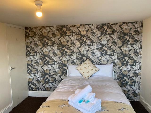 Earley Berks Luxury Serviced Apartments,5 Bedrooms, 5 Double Beds, 2 Bathrooms, Free Super Fast Wifi & Parking المظهر الخارجي الصورة