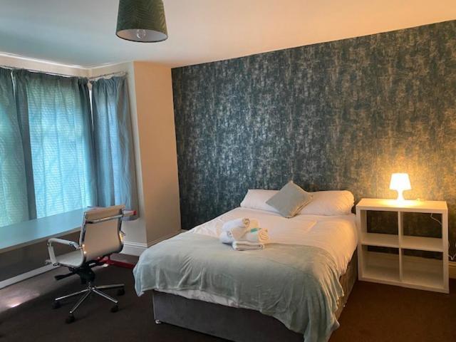 Earley Berks Luxury Serviced Apartments,5 Bedrooms, 5 Double Beds, 2 Bathrooms, Free Super Fast Wifi & Parking المظهر الخارجي الصورة