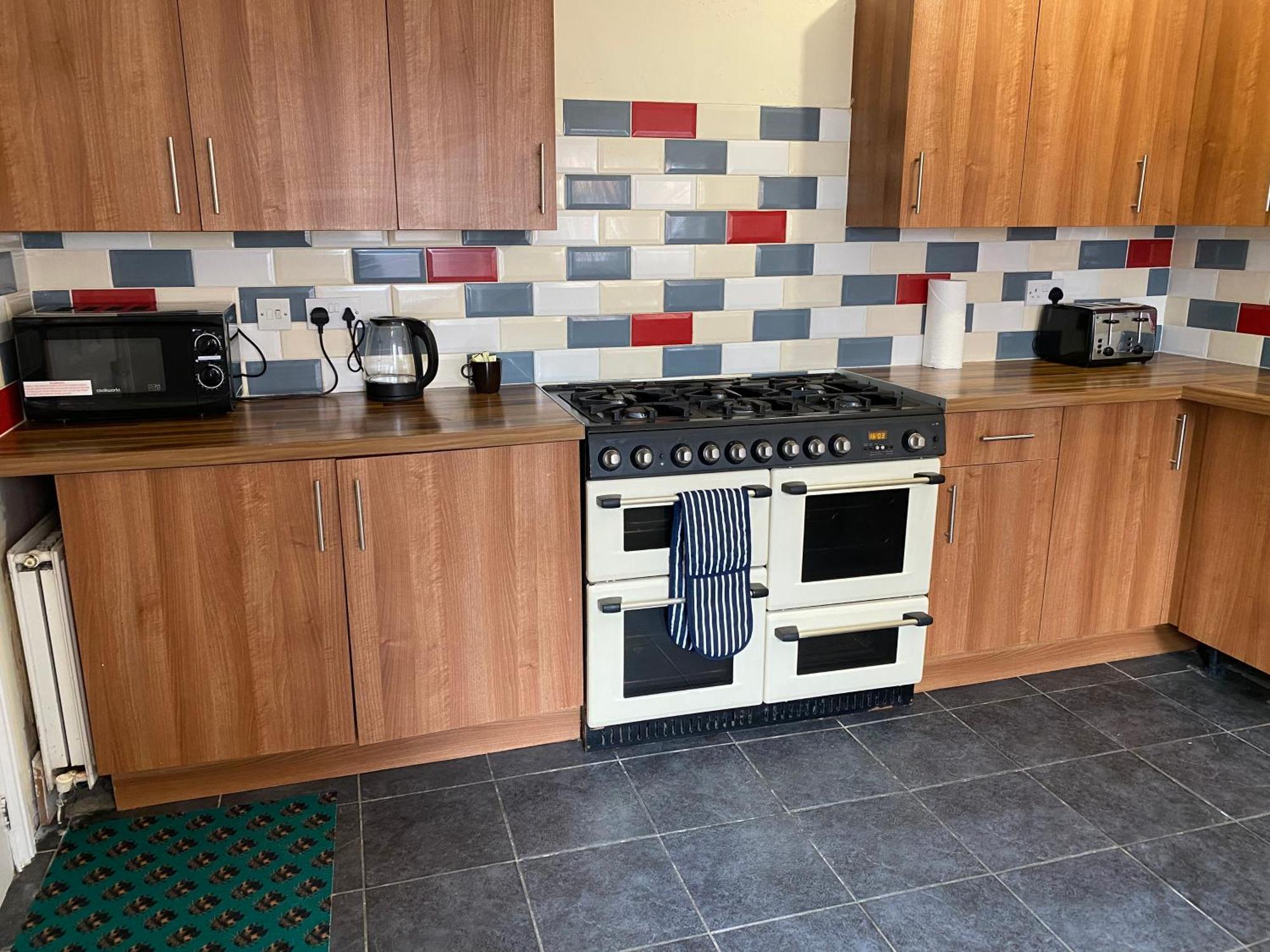 Earley Berks Luxury Serviced Apartments,5 Bedrooms, 5 Double Beds, 2 Bathrooms, Free Super Fast Wifi & Parking المظهر الخارجي الصورة