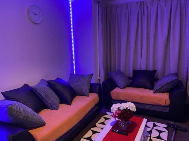 Earley Berks Luxury Serviced Apartments,5 Bedrooms, 5 Double Beds, 2 Bathrooms, Free Super Fast Wifi & Parking المظهر الخارجي الصورة