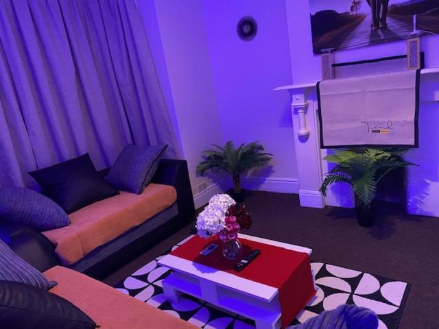 Earley Berks Luxury Serviced Apartments,5 Bedrooms, 5 Double Beds, 2 Bathrooms, Free Super Fast Wifi & Parking المظهر الخارجي الصورة